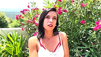 At the height of Claudia's expectations, 23 years old ... - Jacquie et Michel TV