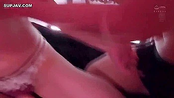 Madura asiática tetona chupando y follando en trío japonés