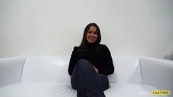 Junges Brünettchen mit kleinen Titten wird gefickt