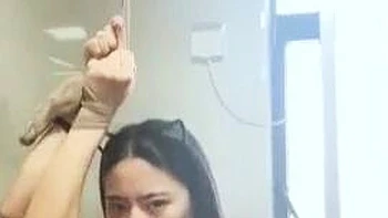 Amadora de peitos grandes fodida de quatro ao vivo depois do banho