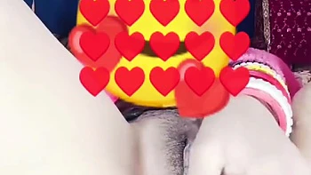 Волосатая индийская киска и жопа в машинном проникновении пальцами