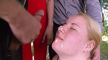 Escravo amarrado e dominado em passeio público com castigo nos testículos