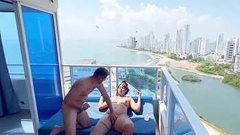 Schwangere Latina mit großen Titten fickt Doggy und Reiterstellung am Meer