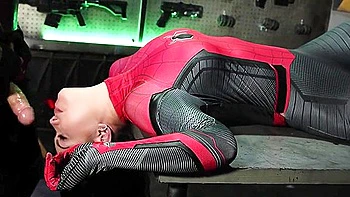 Паучиха подросток писает в любительском монстр-тройнике