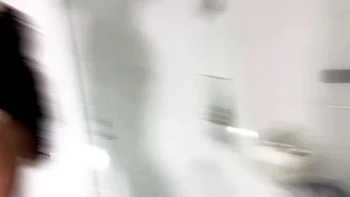 MILF aristocratique seins énormes sans culotte