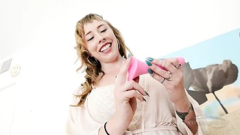 Fille poilue se masturbe la chatte serrée au vibro