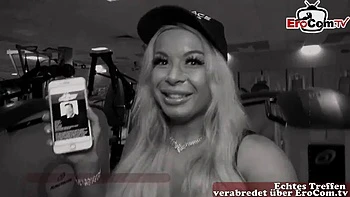 Блондинка из спортзала трахается верхом и сосет член