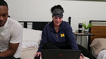 Hollee Huntress et Cory Strokes chevauchent la grosse queue noire