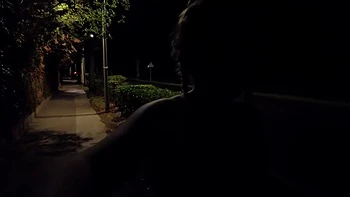 Louise se branle n'importe où la nuit