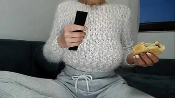 Blonde aux gros seins joue en solo coquin