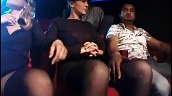 Orgía rubia: tetas grandes, perrito, polla dura y corridas