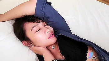 Азиатская училка с большой жопой и сиськами скачет на члене в очках, поза наездницы