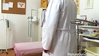 Fat mature woman gets tricked by gynecologist in secret gyno exam recording