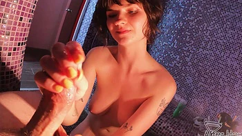 Sofie brune amateur branle un gros manche et ses gros seins naturels