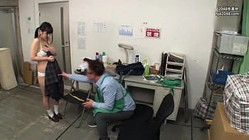 Esposa fodida por outro na frente do marido