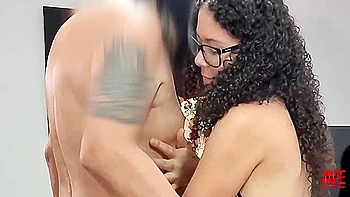 Trio Con El Jefe. Una Latina Caliente Va A Una Entrevista De Trabajo Y Termina Follandose A La Secretaria Y Al Jefe