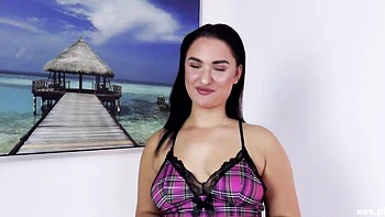 Polnische Brünette mit großen Titten masturbiert in Strümpfen