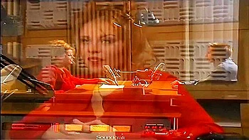 MILF brune éclate en trio amateur