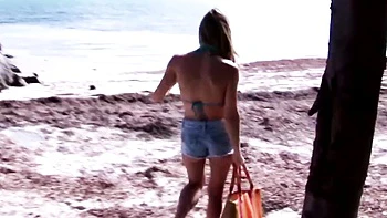 Sternchen mit kleinen Titten fickt draußen mit Tittenfick