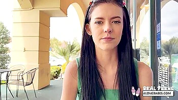 Худая девочка Белла Нова показывает, как сжимает свою киску