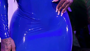 MILF negra cachonda chupa y folla en 4K