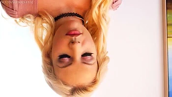 Блондинка с огромной грудью сосет и ебется наездницей