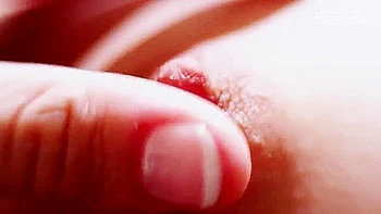 Блондинка 18 лет дрочит с большими сосками на пляже