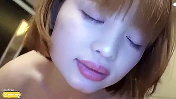 Amadora asiática chupando pau e levando creampie POV