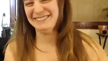 Grosse poitrine pour cette jolie ronde en solo