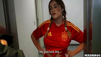 Gata espanhola de bunda grande fodida anal e DP após jogo de futebol