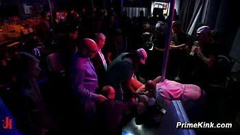 Dana Vixen peituda fodida forte em gangbang público no bar