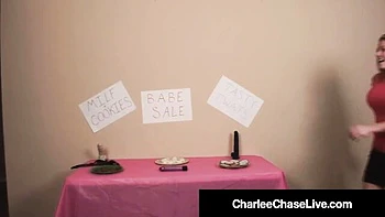 Charlee Chase y Allura Skye follan en medias, milf ardiente