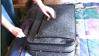 Tätowierte Lisa bläst und wichst draußen