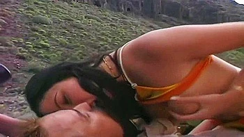 Monica follada anal clásica al aire libre