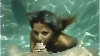 Blonde Ashlynn Brooke fickt und bläst unter Wasser mit fetten Titten