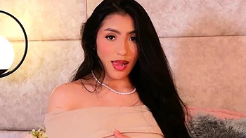 Belle asiatique sexy se branle en solo