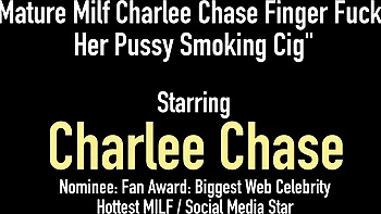 Charlee Chase se masturba en lencería con tetas grandes