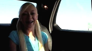 Lil Lexy se masturbe au doigt en solo