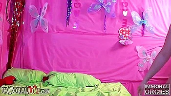 Групповой анальный трах с кончей в жопу