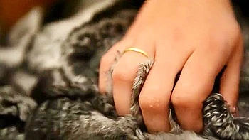 Обнажённая блондинка 18+ в мехах дразнит меня