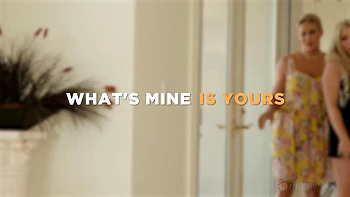 Loira milf tatuada se masturba com adolescentes lésbicas