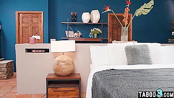 Эбони милфа трахает мужа сводной сестры в рот и киску