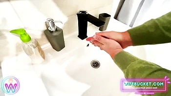 Esposa amateur con clítoris grande recibe creampie casero real