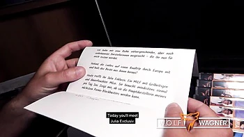 Julia Exclusiv, mamá tetona, chupando polla en POV