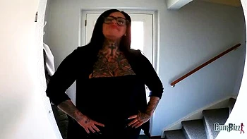 Fremdgehende Stiefmutter fickt BBC, schluckt Sperma - Ashley