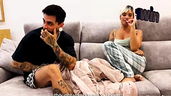 Teentje blonde forte poitrine en trio hardcore