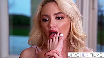 Блондинка-фетишистка ног трахается с большим членом втроём