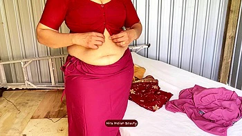 Hiras geile Fantasie in rotem Saree und blauer Wäsche