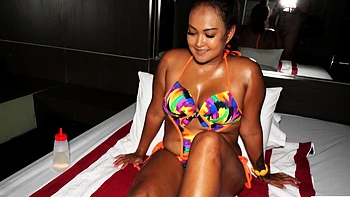 MILF tailandesa se masturba la puta asiática hambrienta