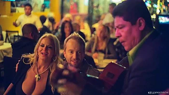 Kelly Madison tetas grandes follando en amazona y misionero